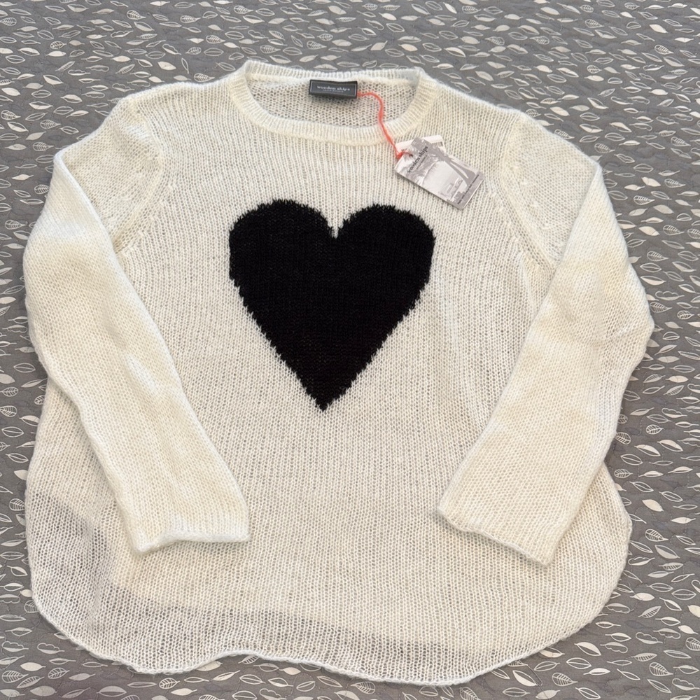 WOODEN SHIPS Crew Neck White Sweater with Black Heart NWT, size M/L